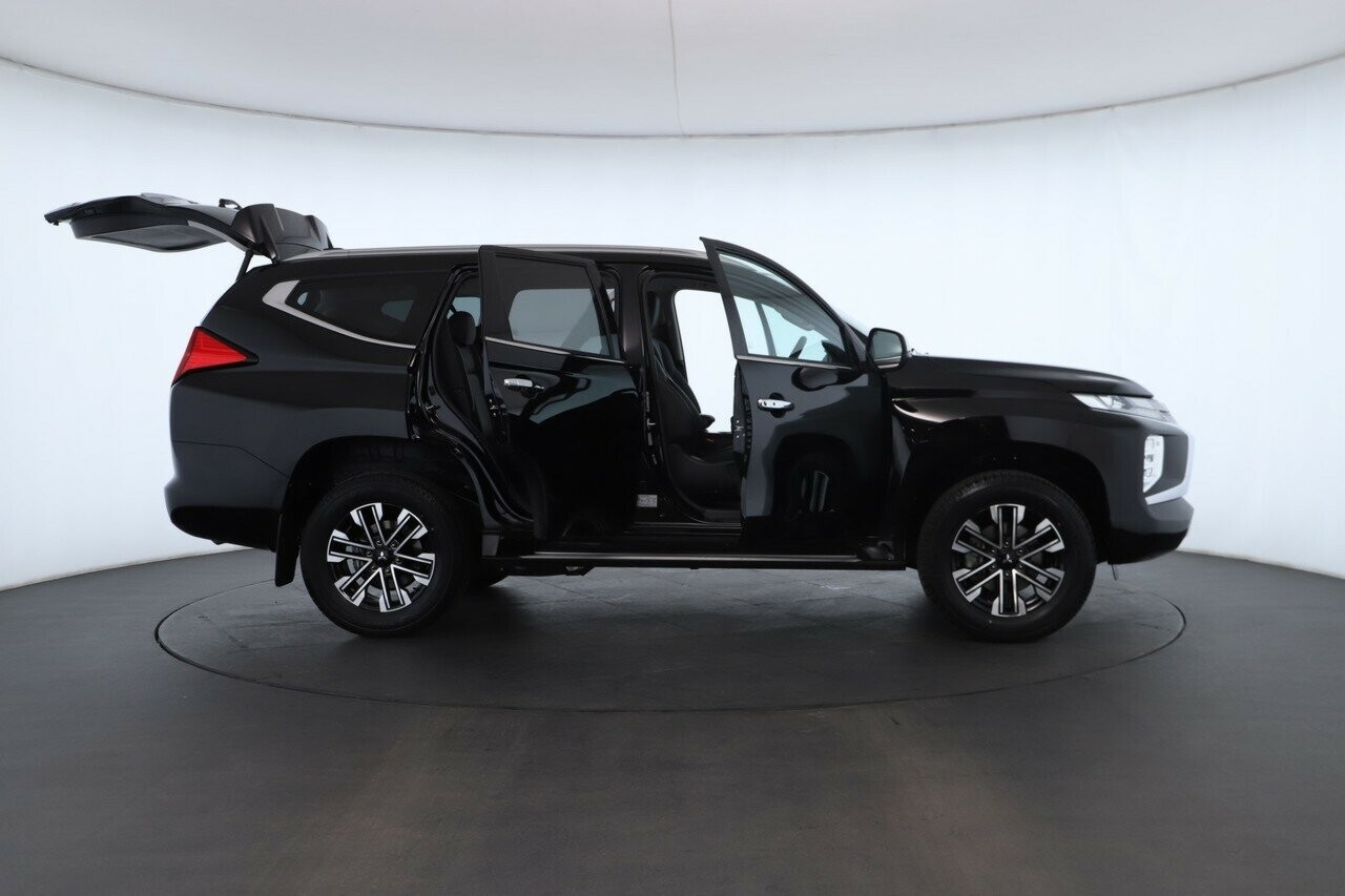 Mitsubishi Pajero Sport image 2