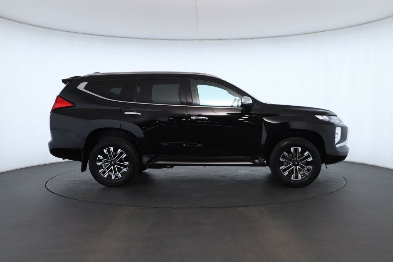 Mitsubishi Pajero Sport image 3
