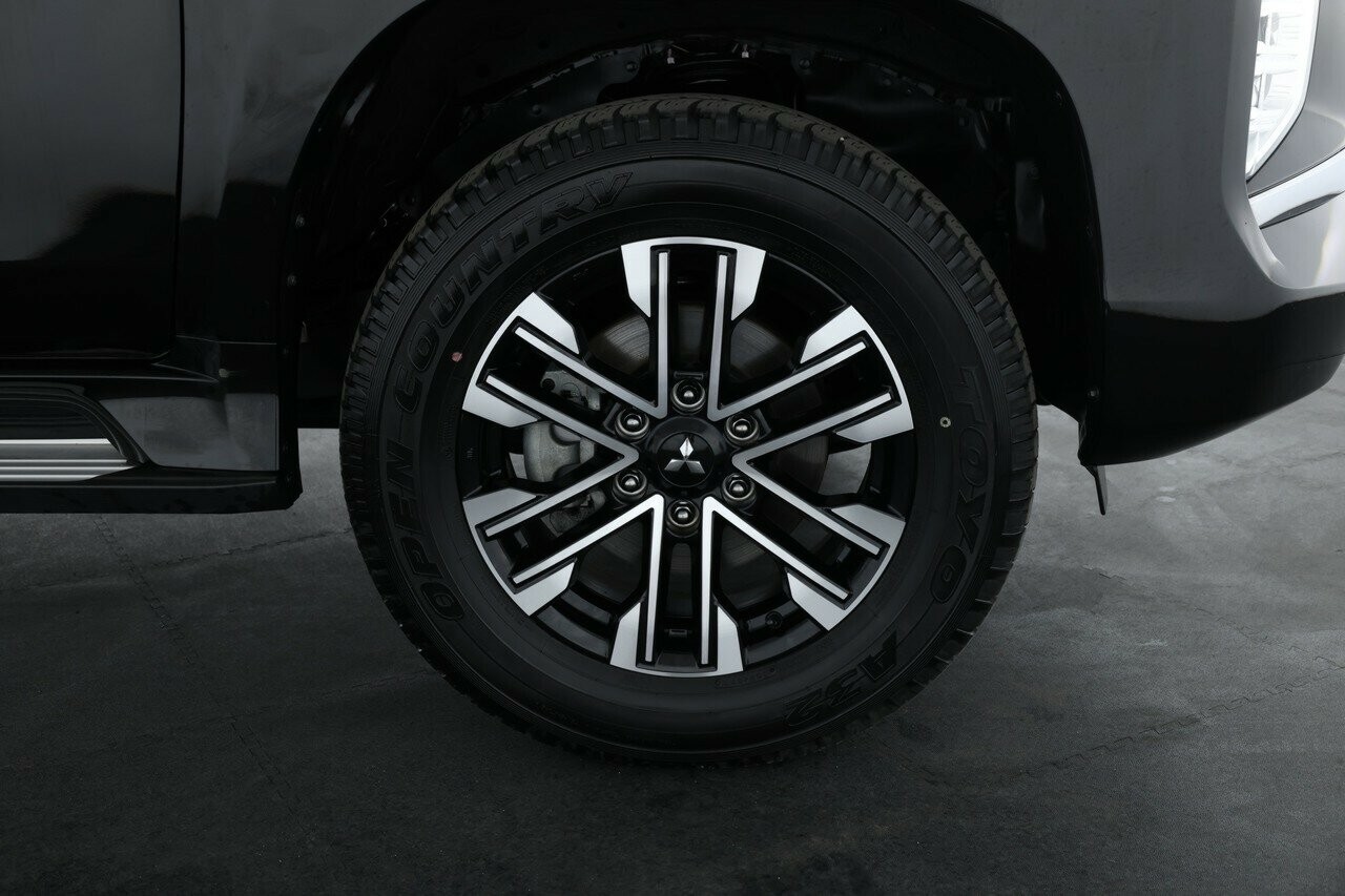 Mitsubishi Pajero Sport image 4