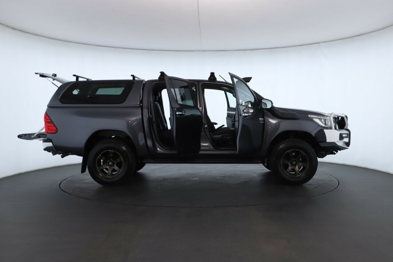 Toyota Hilux image 2