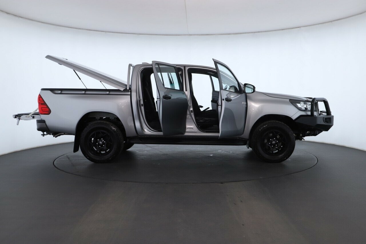 Toyota Hilux image 2