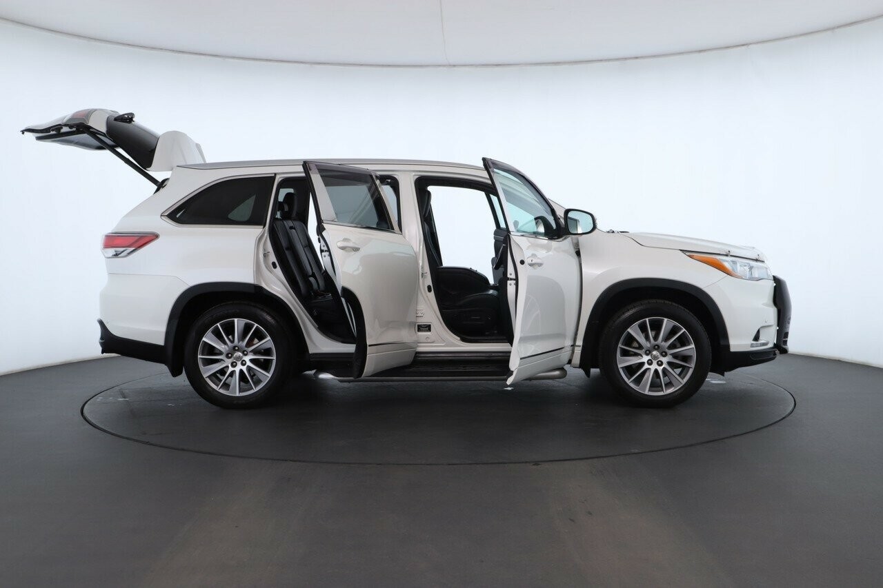 Toyota Kluger image 2