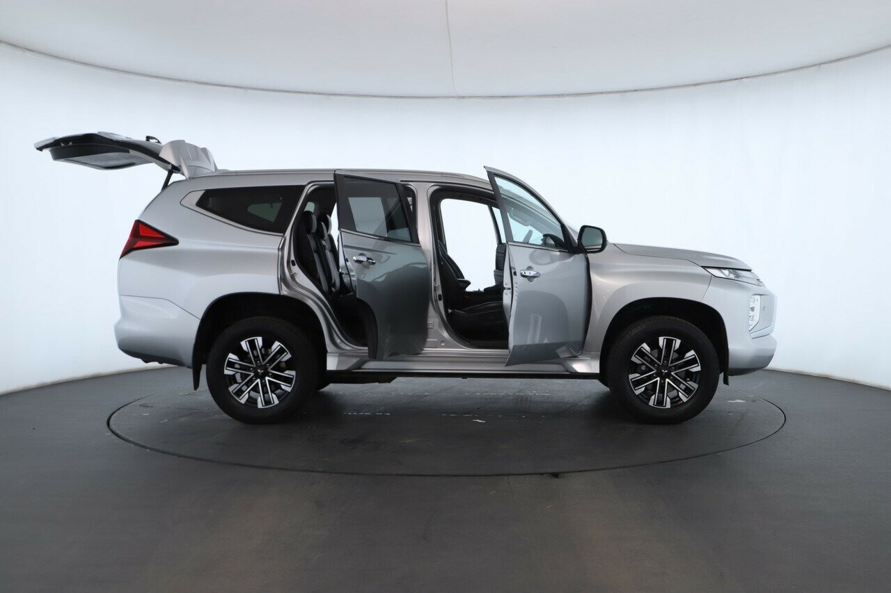 Mitsubishi Pajero Sport image 2