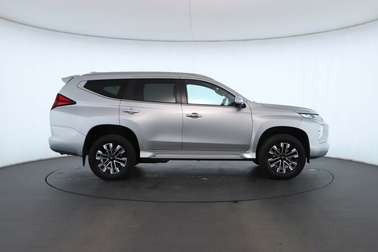 Mitsubishi Pajero Sport image 3
