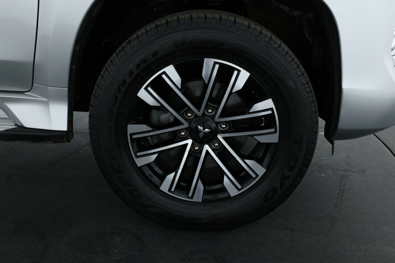 Mitsubishi Pajero Sport image 4