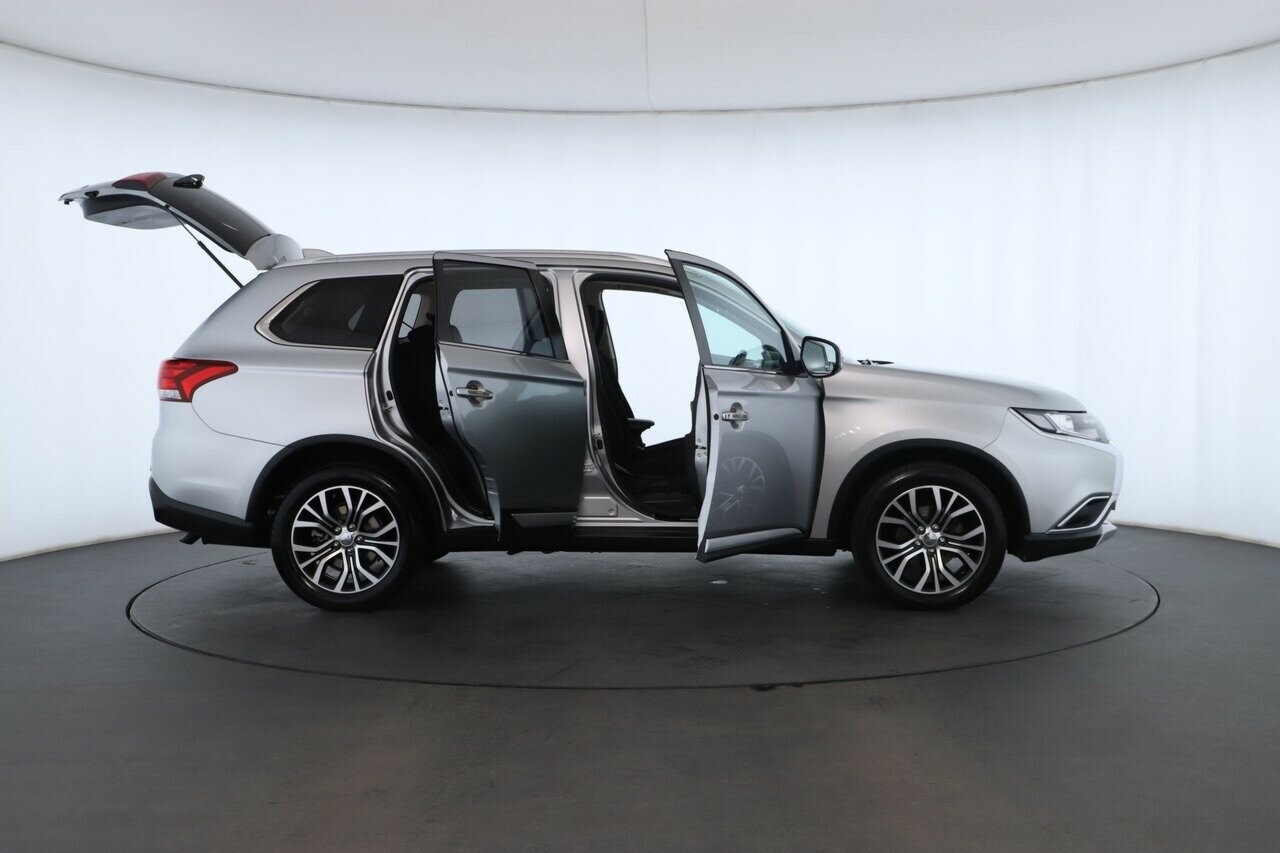 Mitsubishi Outlander image 2