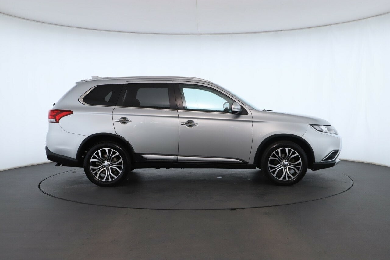 Mitsubishi Outlander image 3