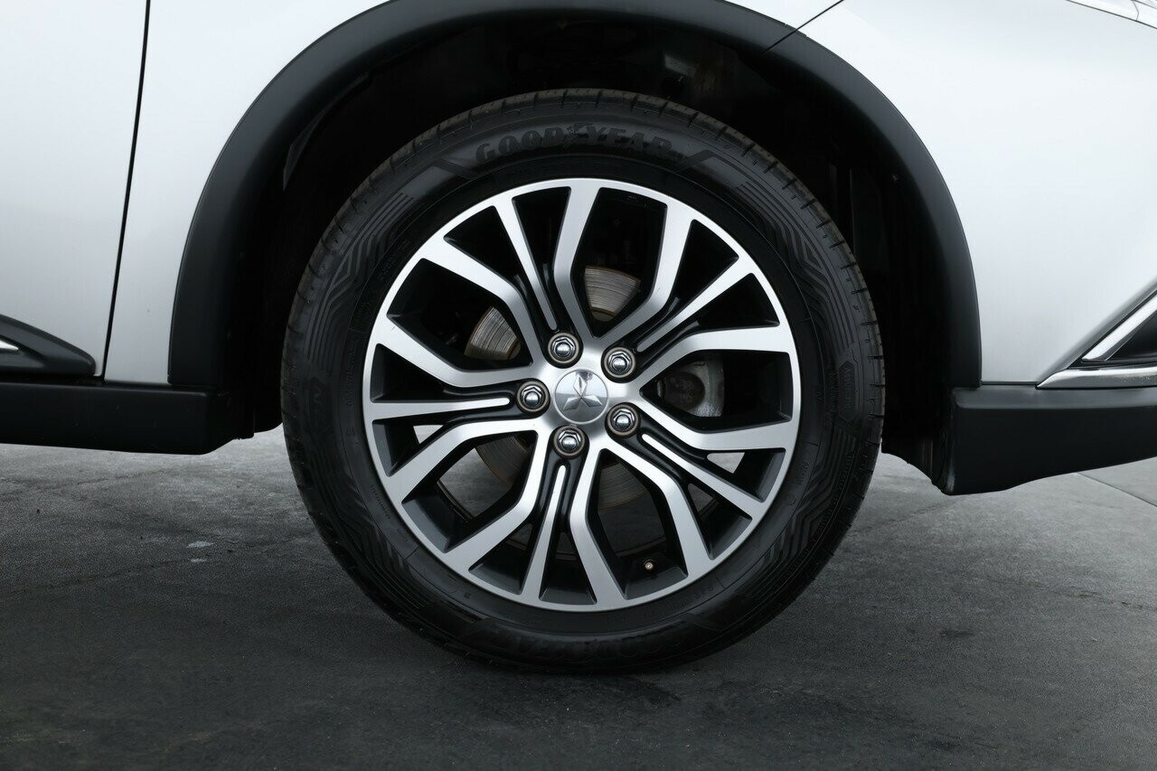 Mitsubishi Outlander image 4