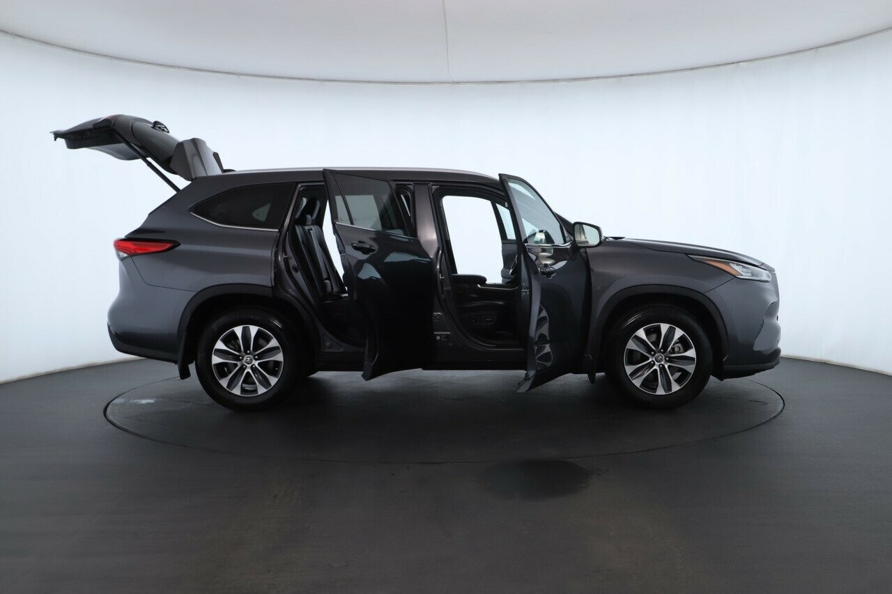 Toyota Kluger image 2