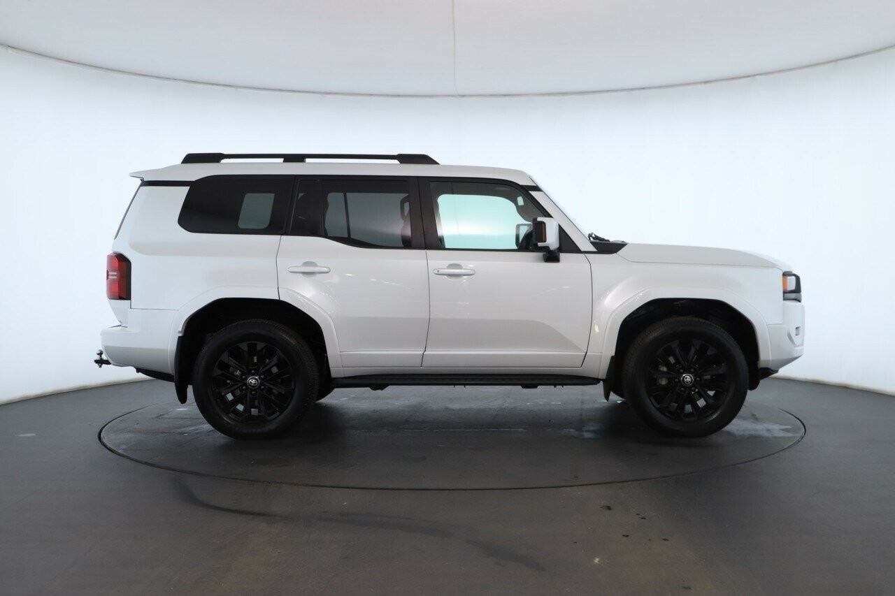 Toyota Landcruiser Prado image 3
