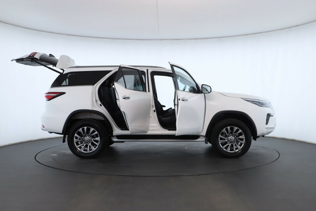 Toyota Fortuner image 2