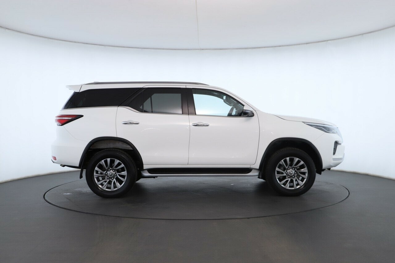Toyota Fortuner image 3