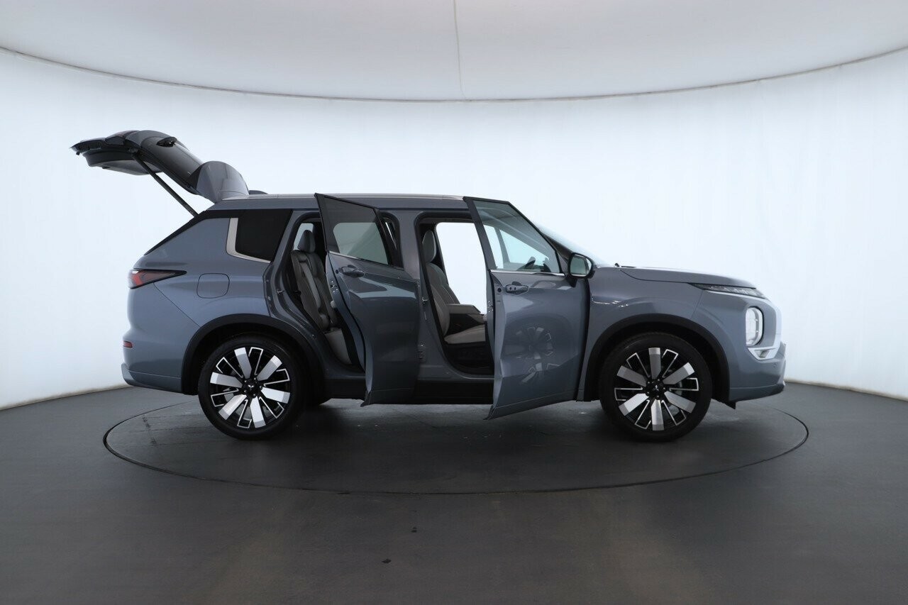 Mitsubishi Outlander image 2