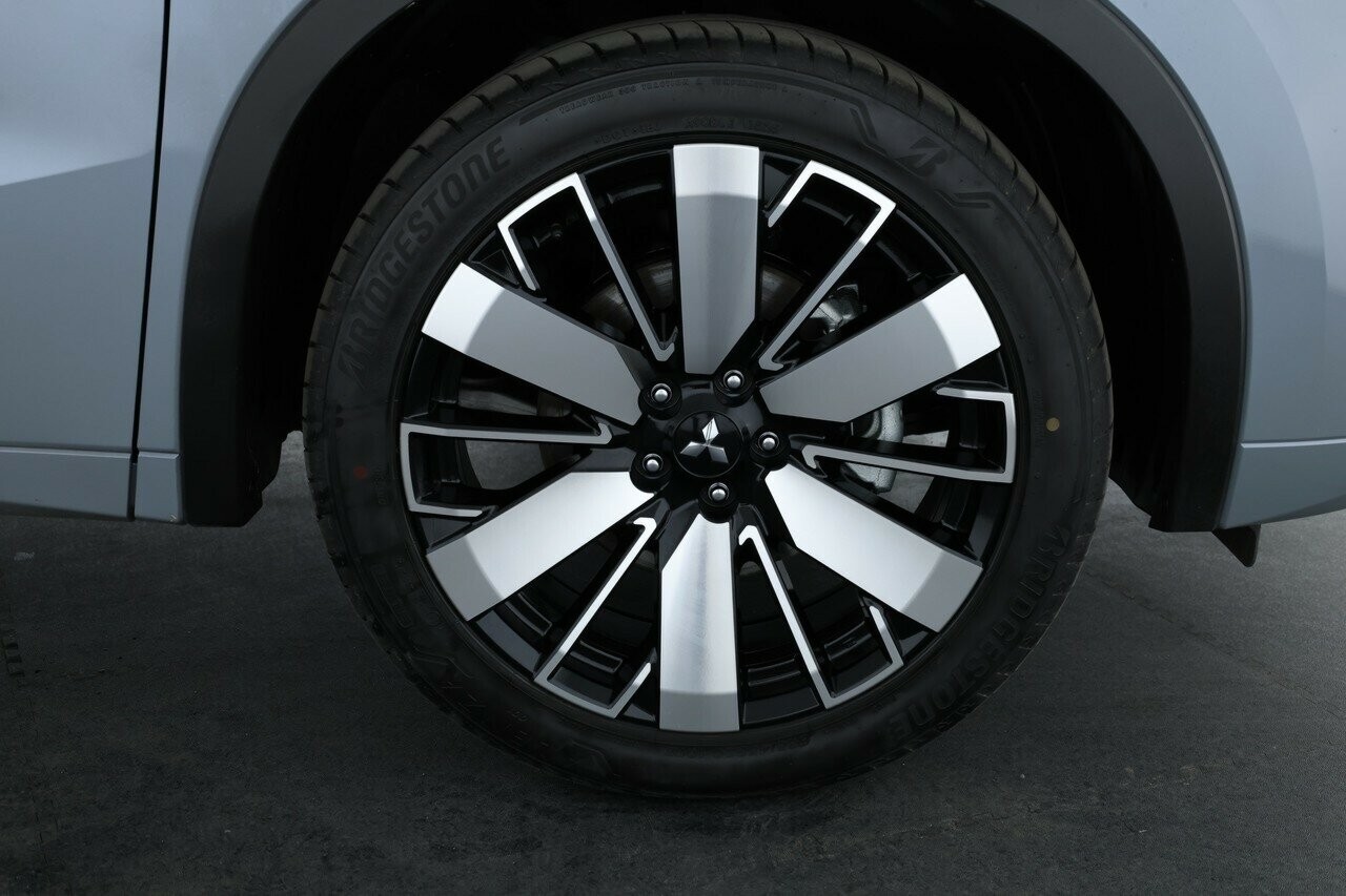 Mitsubishi Outlander image 4