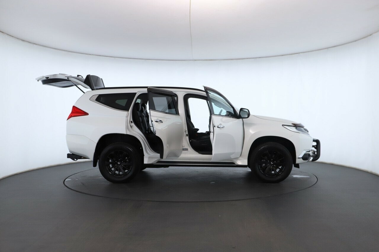 Mitsubishi Pajero Sport image 2