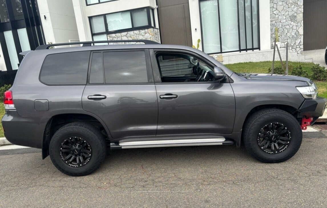 Toyota Landcruiser image 2