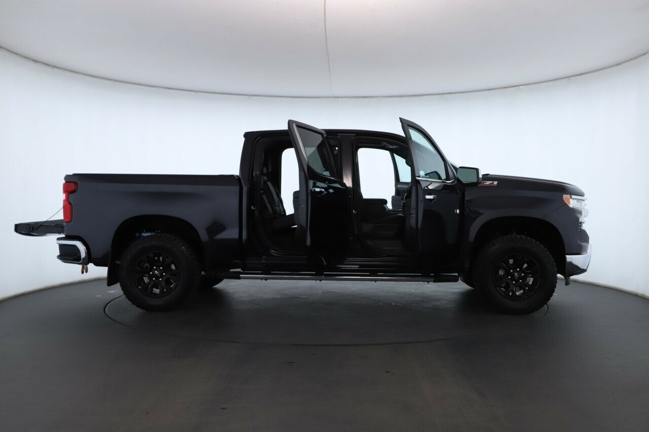 Chevrolet Silverado image 2