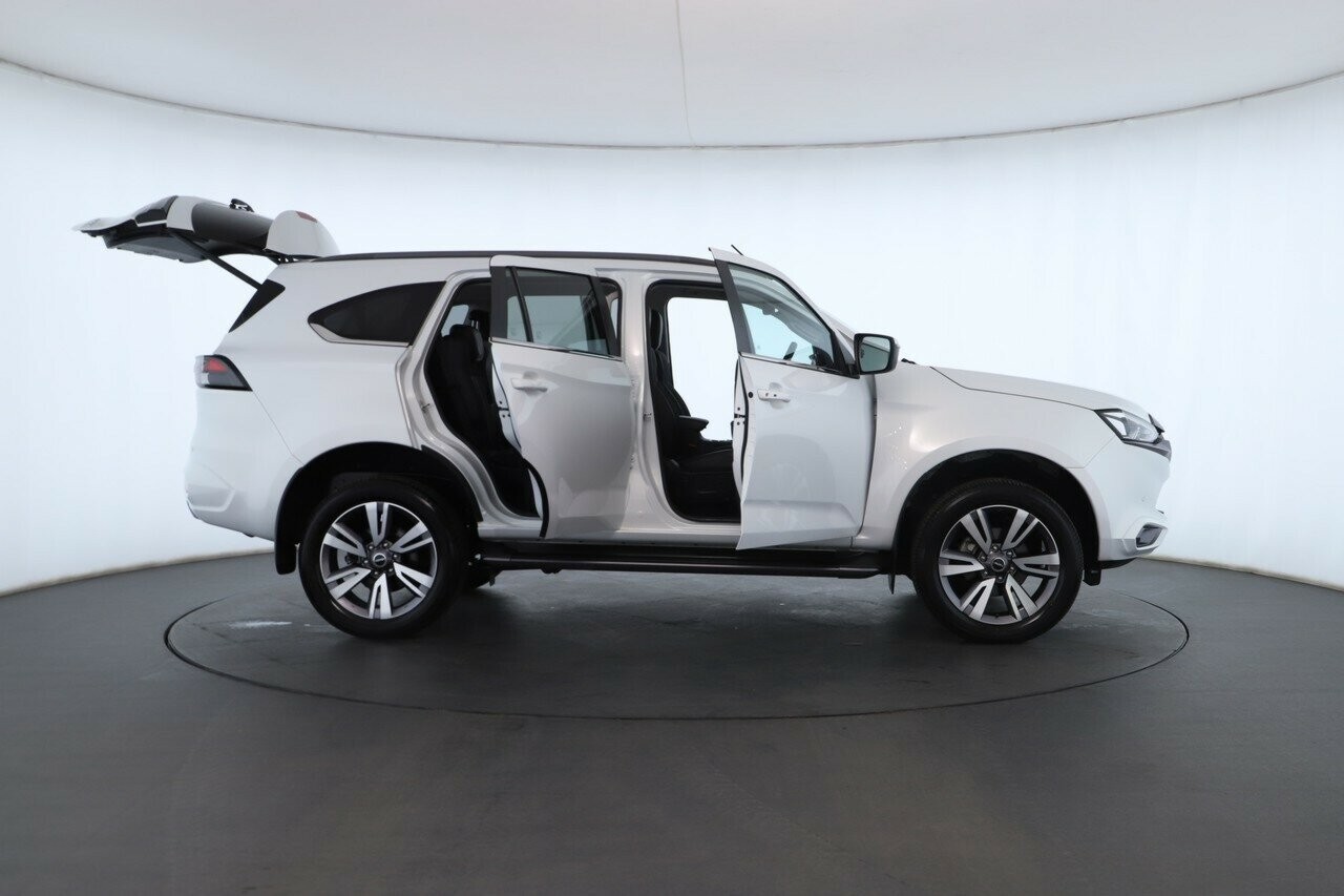 Isuzu Mu-x image 2