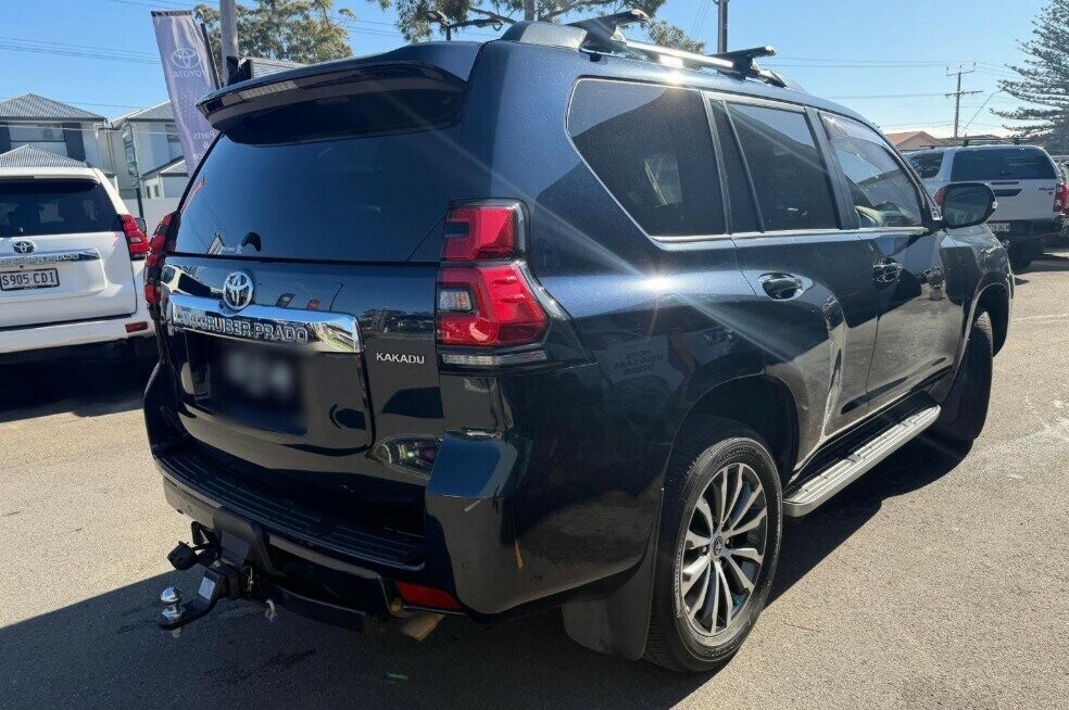 Toyota Landcruiser Prado image 4