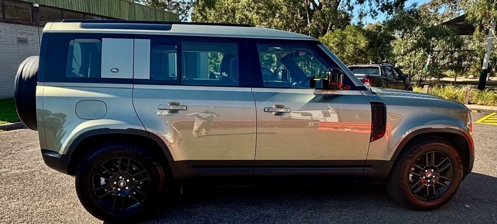 Land Rover Defender image 4