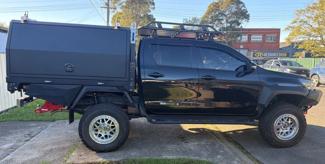 Toyota Hilux image 2
