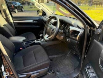 Toyota Hilux image 2