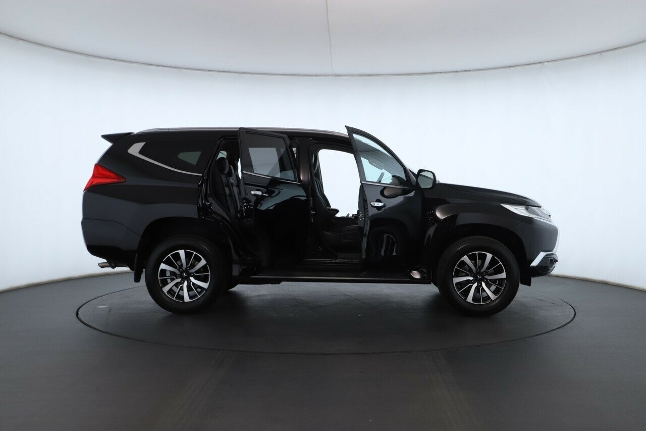 Mitsubishi Pajero Sport image 2