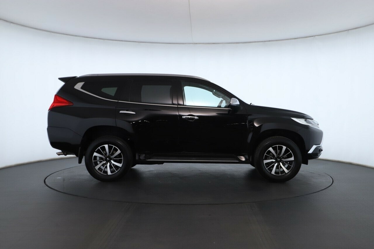 Mitsubishi Pajero Sport image 3