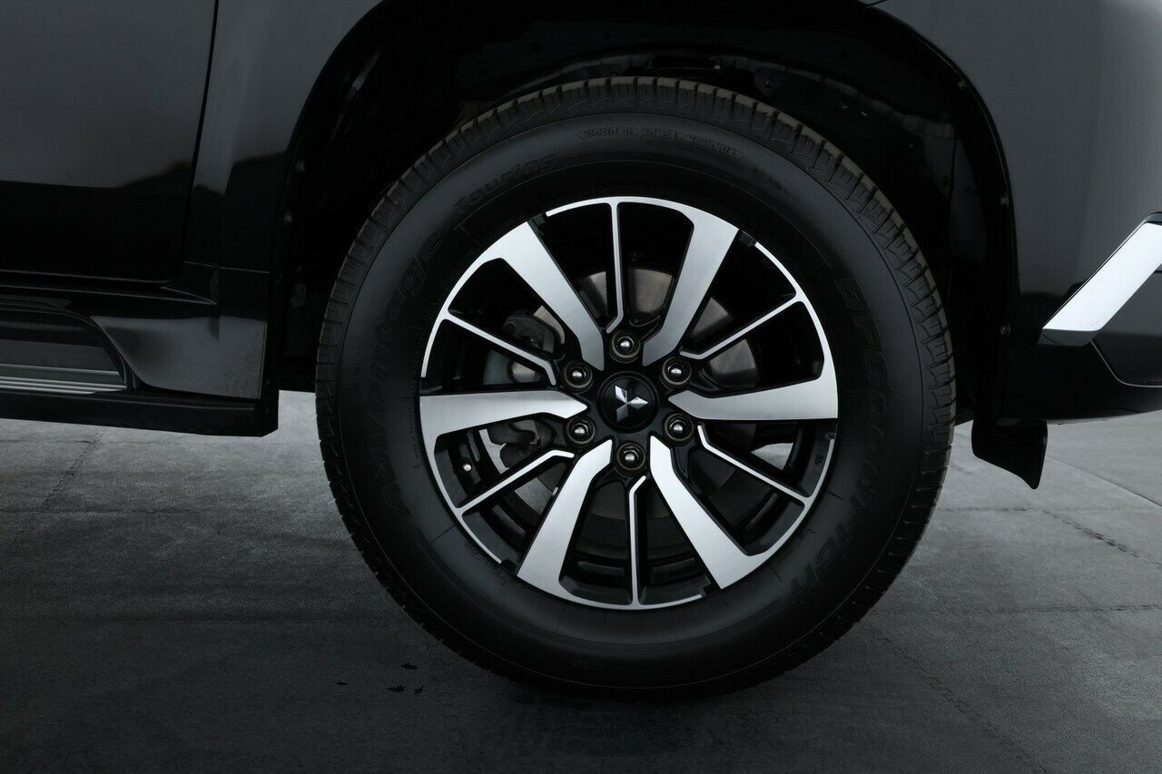 Mitsubishi Pajero Sport image 4