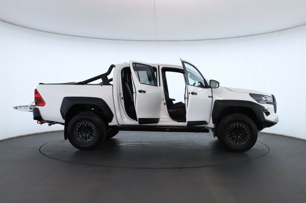 Toyota Hilux image 2