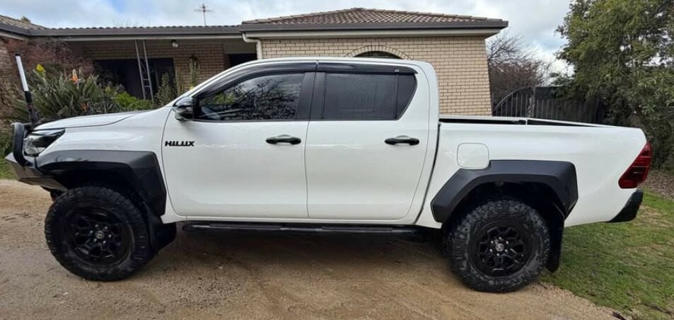 Toyota Hilux image 2