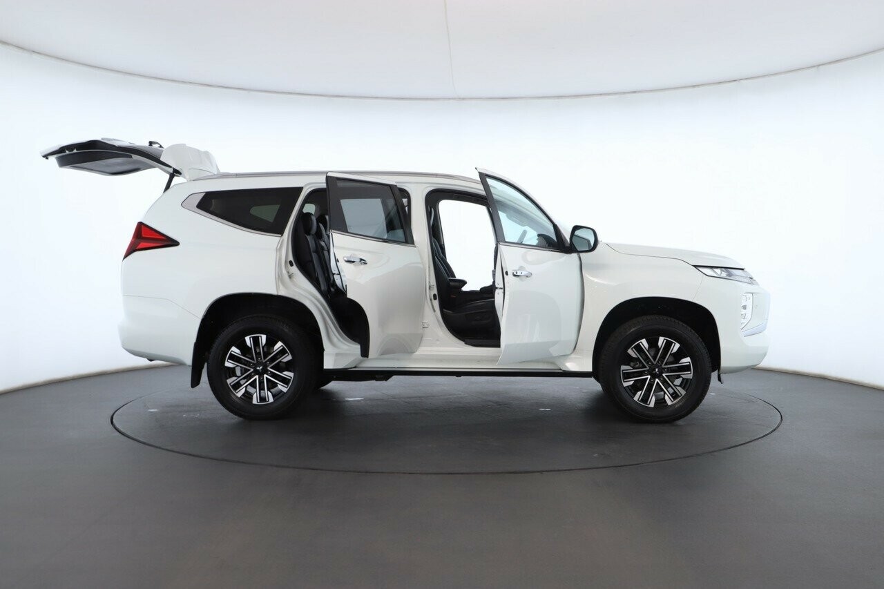 Mitsubishi Pajero Sport image 2