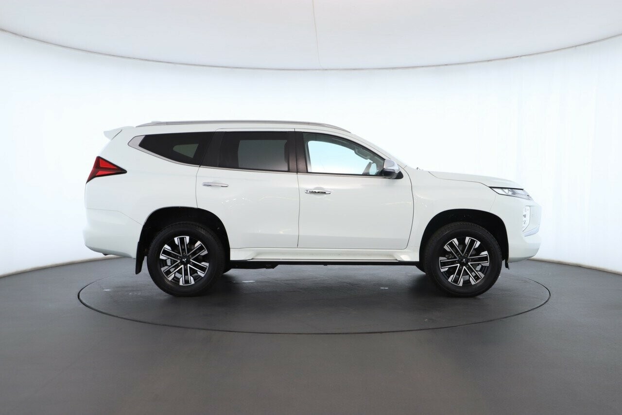 Mitsubishi Pajero Sport image 3
