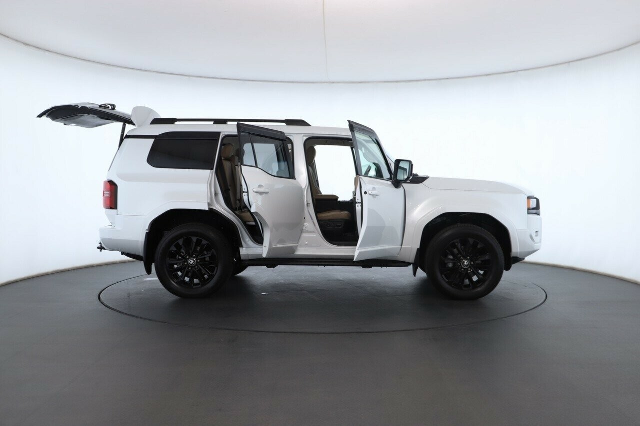 Toyota Landcruiser Prado image 2
