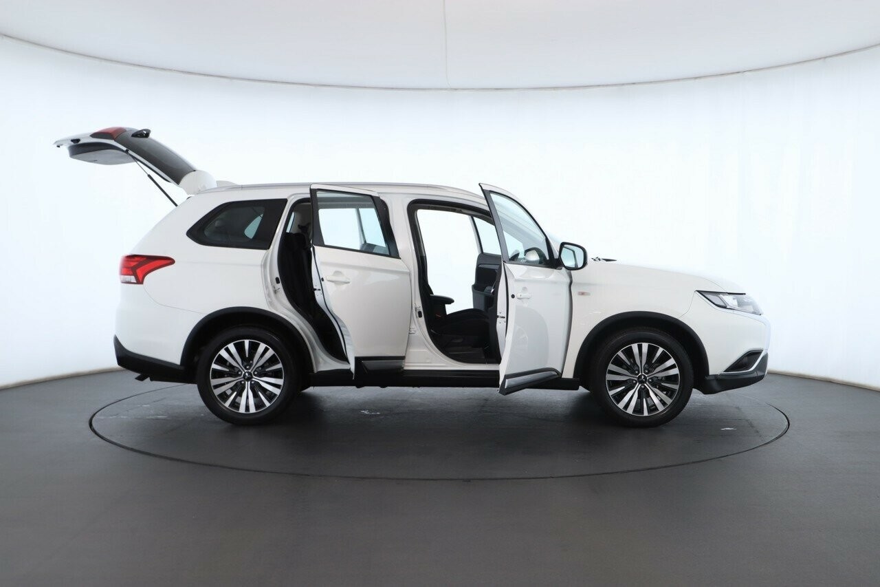 Mitsubishi Outlander image 2