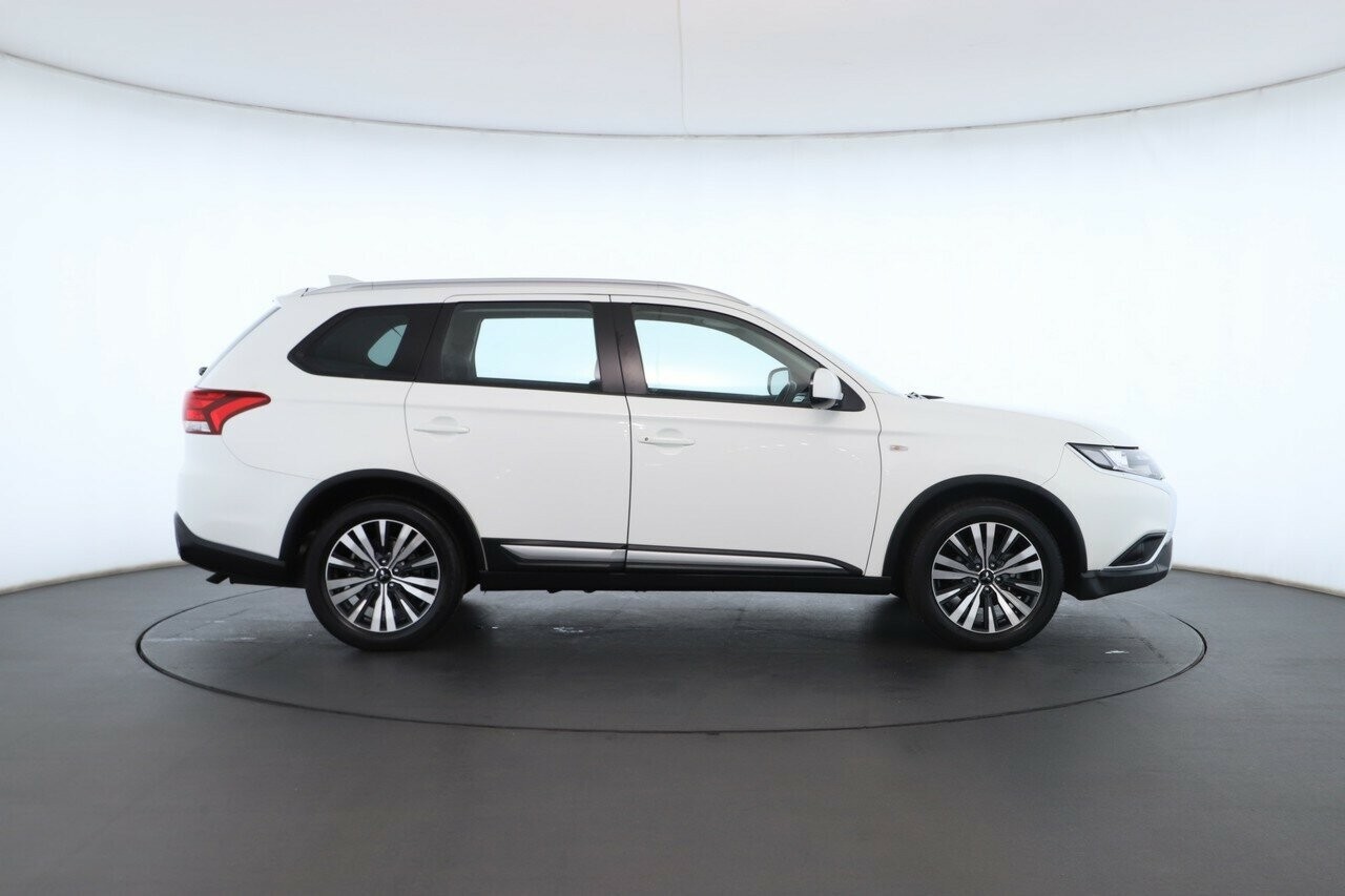Mitsubishi Outlander image 3