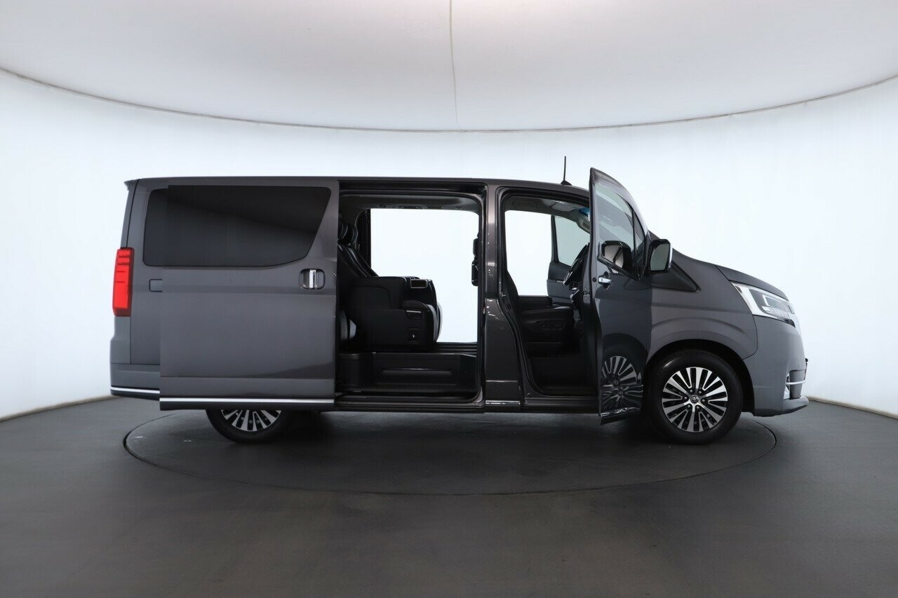 Toyota Granvia image 2