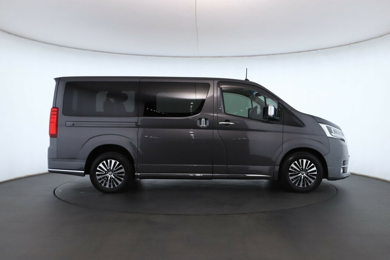 Toyota Granvia image 3