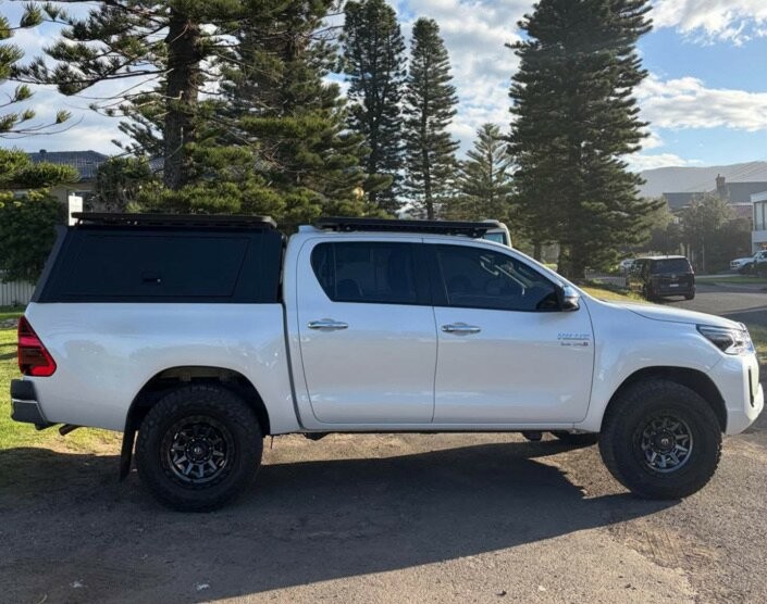 Toyota Hilux image 2