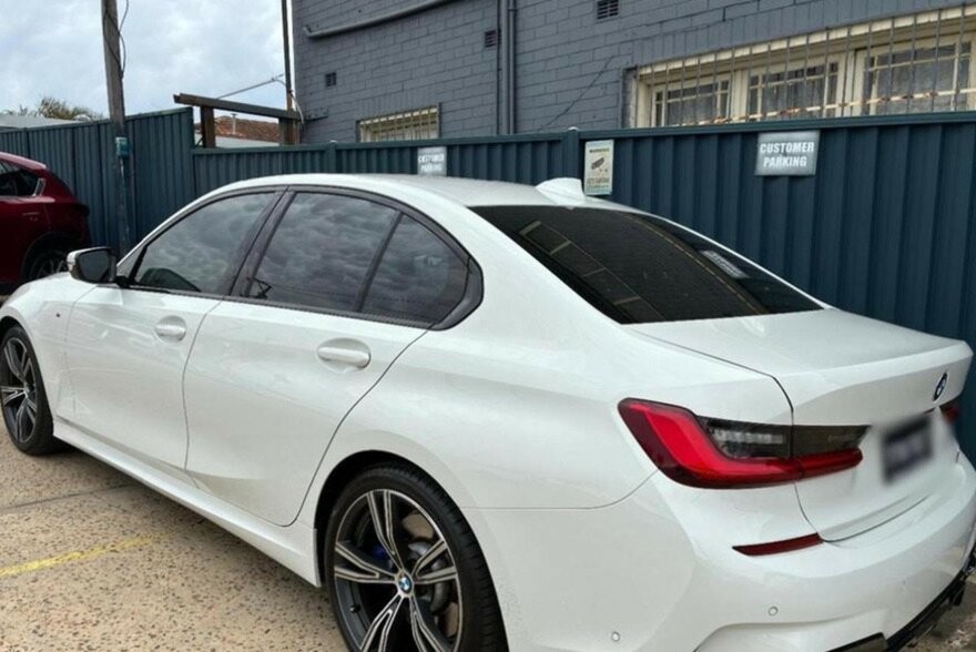 BMW 3 Series image 2