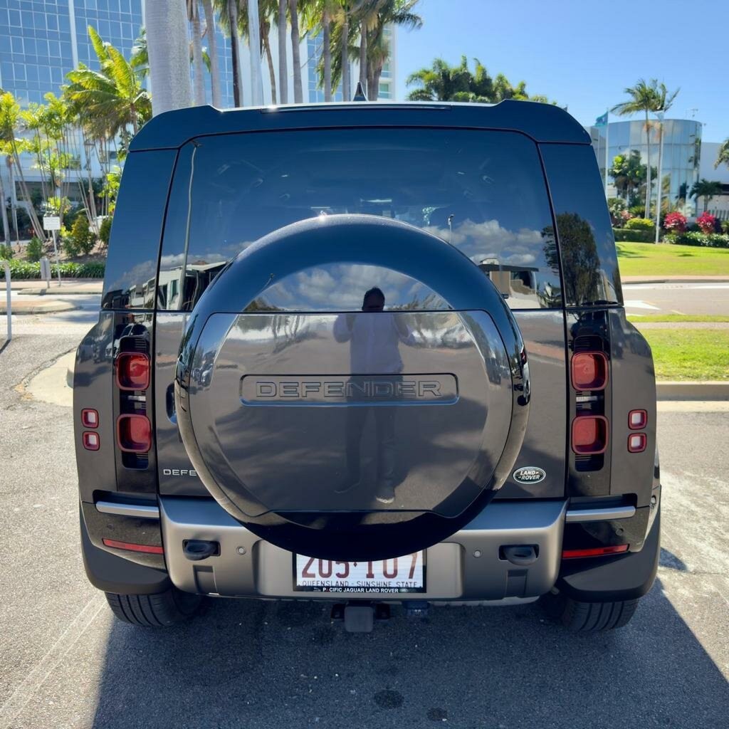 Land Rover Defender image 4