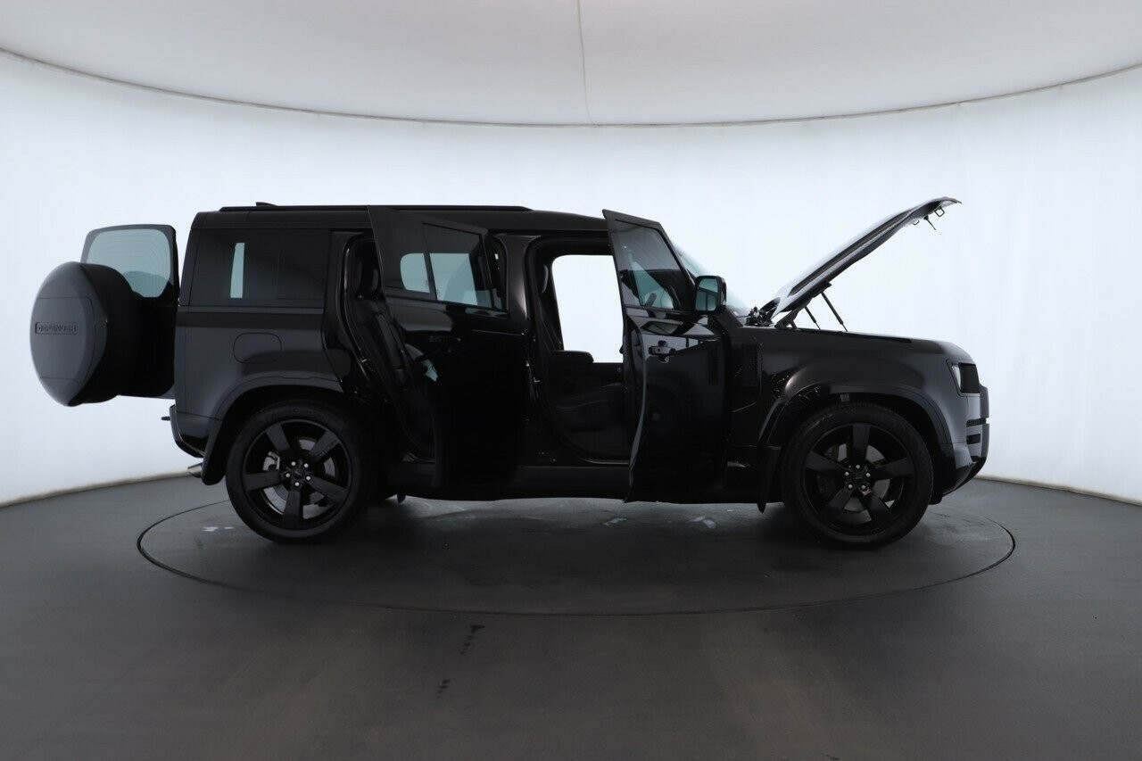 Land Rover Defender image 2