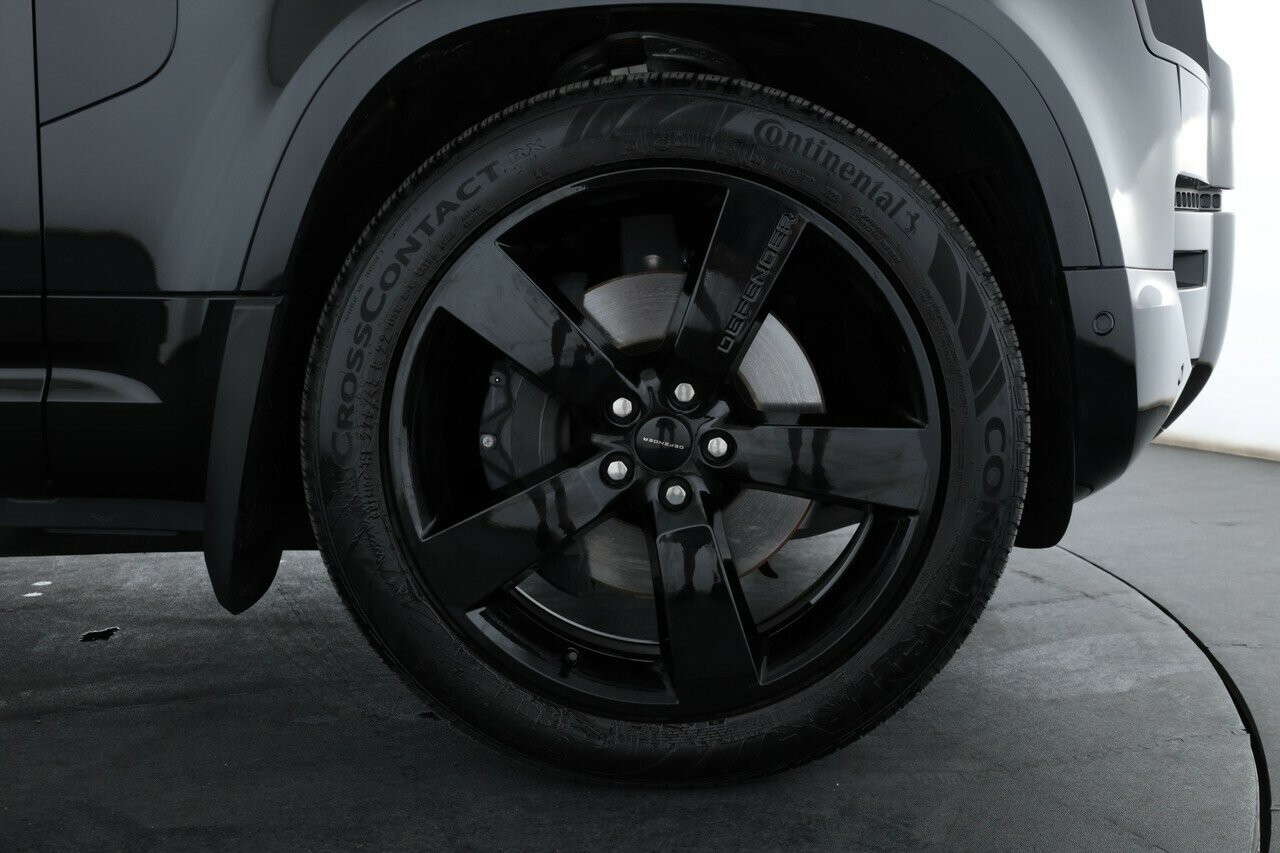 Land Rover Defender image 4
