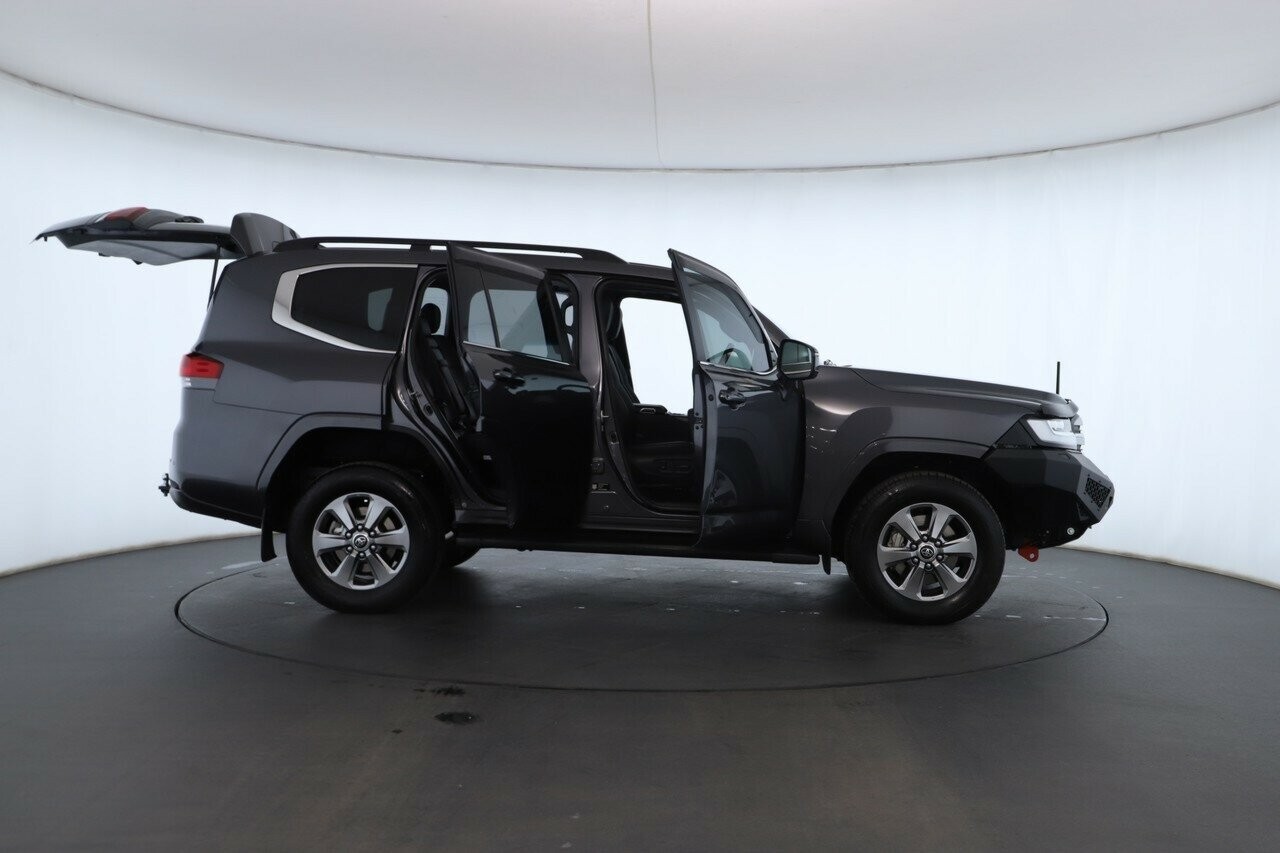 Toyota Landcruiser image 2