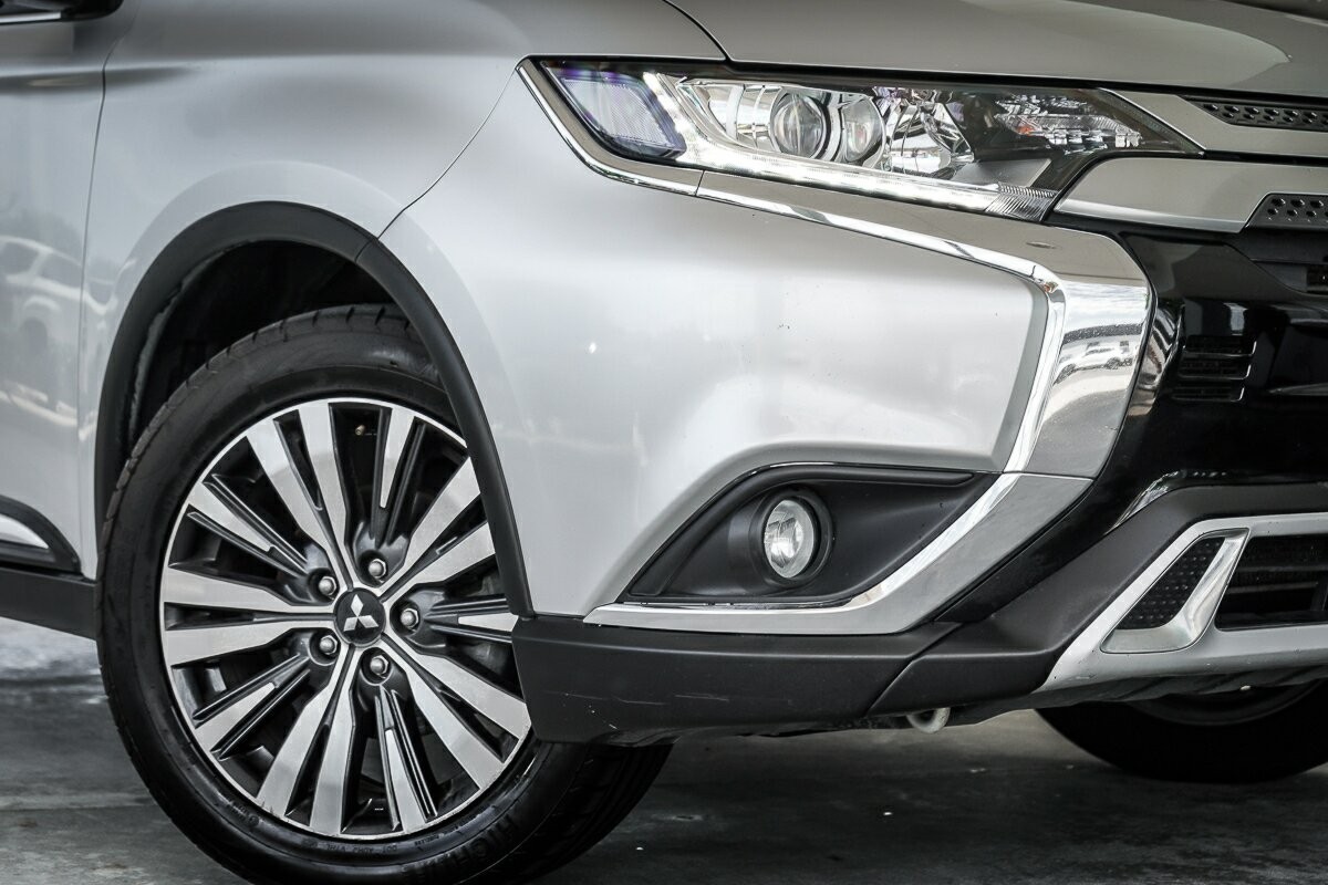 Mitsubishi Outlander image 2