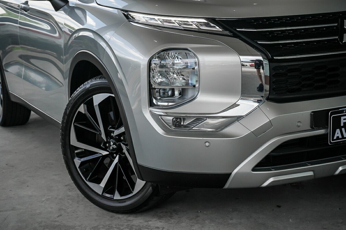 Mitsubishi Outlander image 2