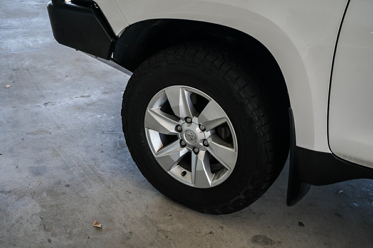 Toyota Landcruiser Prado image 4