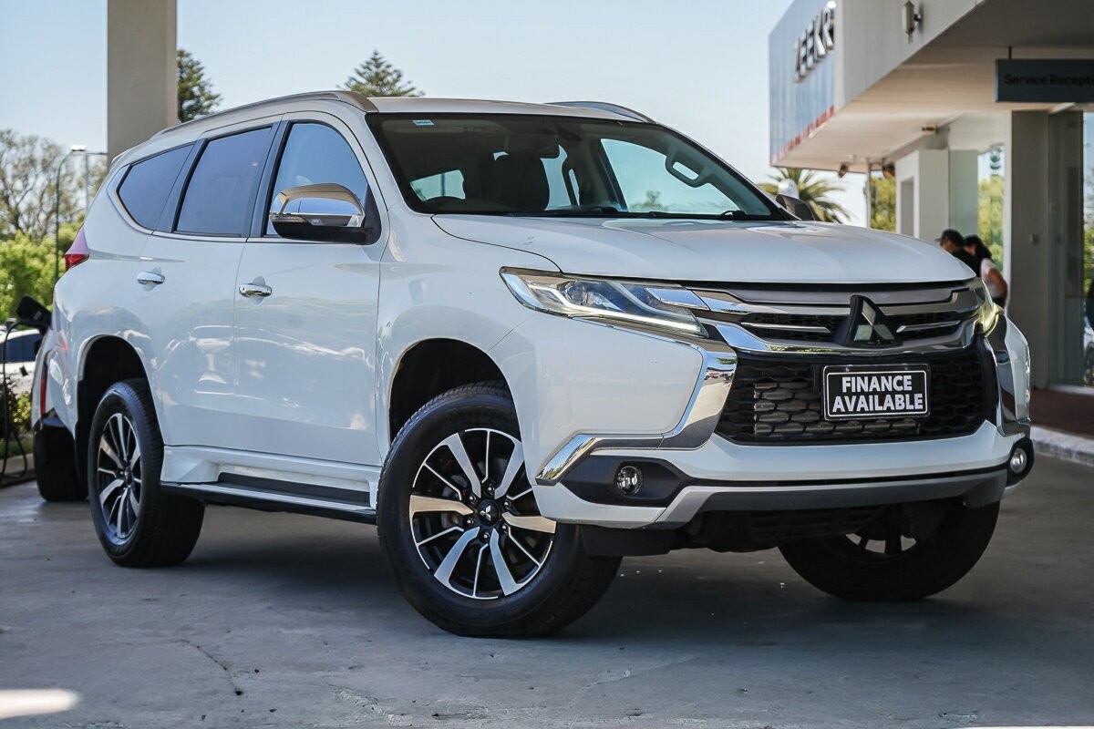 Mitsubishi Pajero Sport image 1