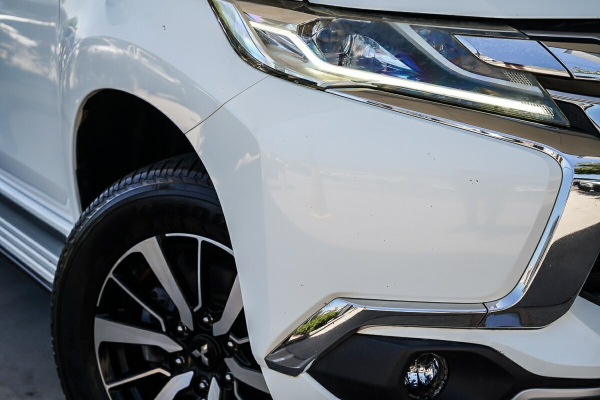 Mitsubishi Pajero Sport image 2