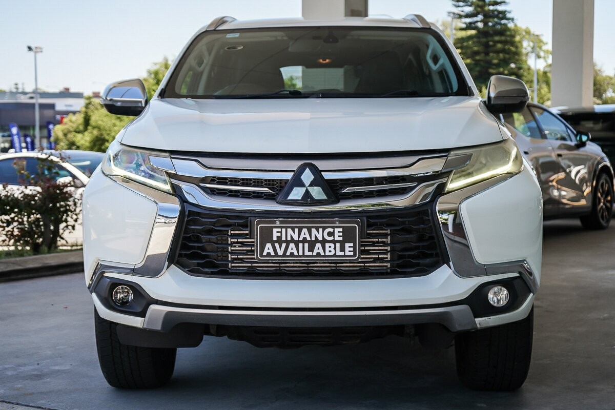 Mitsubishi Pajero Sport image 3